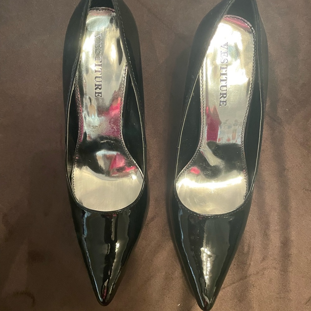 Black pointy toe heels in patent leather